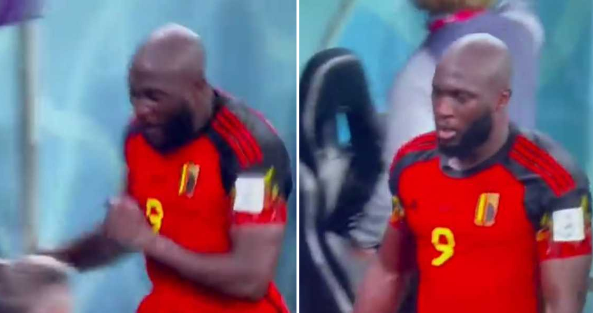 Romelu Lukaku descarga su frustración contra el banquillo tras ser eliminado en el Mundial de Qatar.
