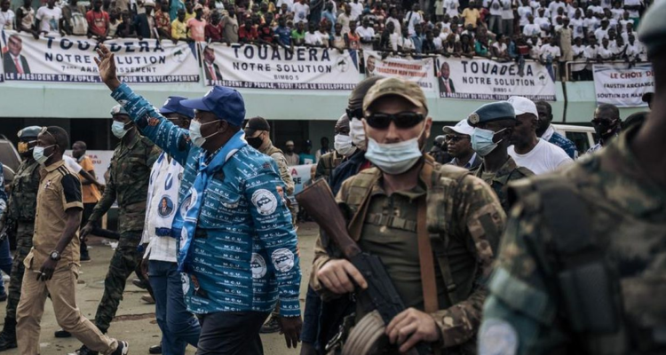 Faustin Archange Touadéra, presidente de la República Central del Congo, en diciembre de 2020 custodiado por mercenarios rusos.