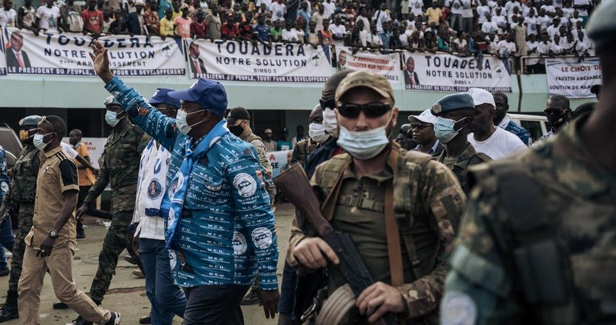 Faustin Archange Touadéra, presidente de la República Central del Congo, en diciembre de 2020 custodiado por mercenarios rusos.