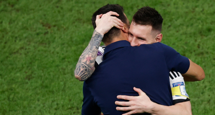 Scaloni se emociona tras instalarse en la final del Mundial.