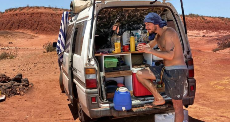 La historia de un chileno y su "demonia", la van en la que recorrió Australia escapando del covid-19