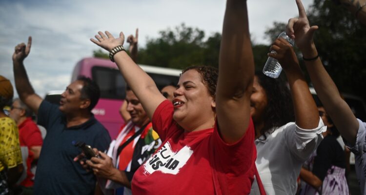 Seguidores de Lula da Silva llegan a Brasilia por investidura