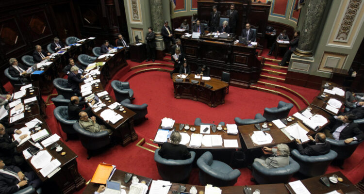 En Uruguay discuten reforma de pensiones que propone aumentar la edad de jubilación