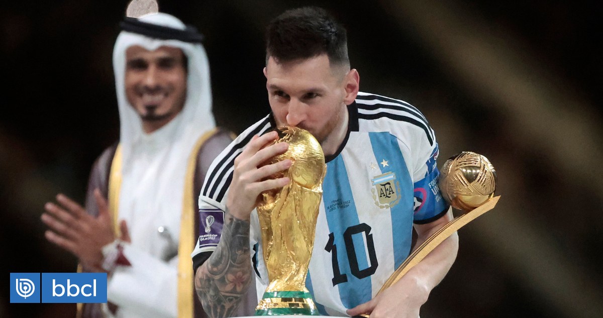 Lionel Messi besó la Copa del Mundo antes de la premiación