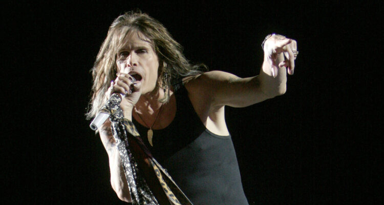 El cantante Steven Tyler canta en un concierto.