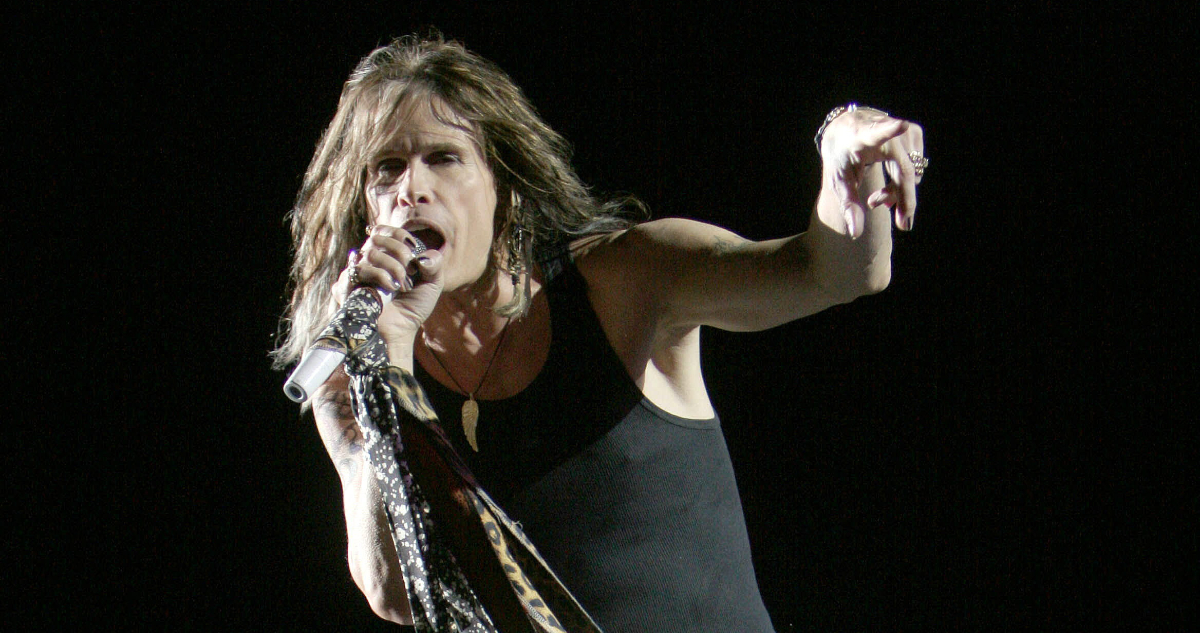 El cantante Steven Tyler canta en un concierto.
