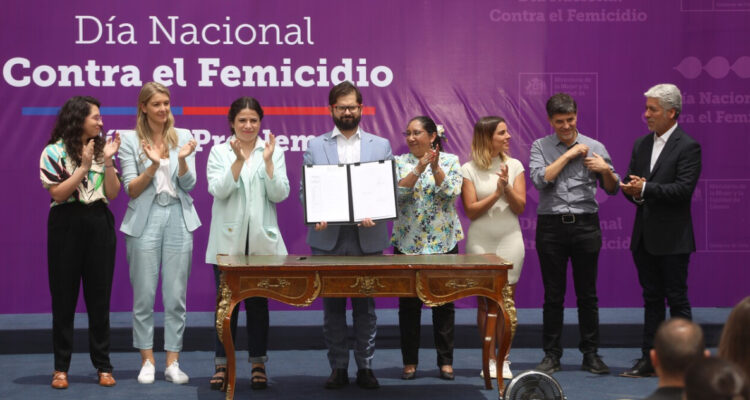 Boric promulga ley que tipifica suicidio femicida: Papá de Antonia Barra emplazó a las instituciones