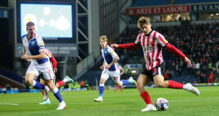Sunderland venció al Blackburn Rovers con Ben Brereton en cancha.