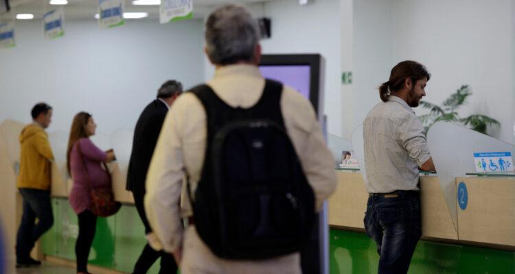 Suprema zanja polémica con isapres: ordenó aplicar una sola tabla de factores y devolver excesos