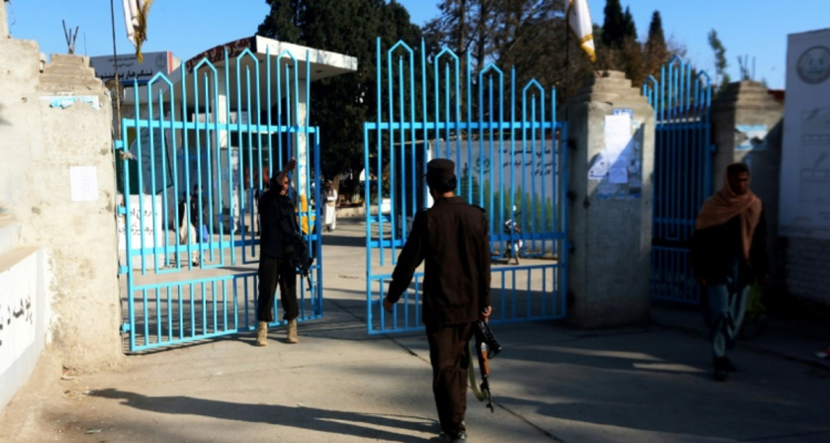 Talibanes resguardan la entrada de una universidad en Yalalabad.