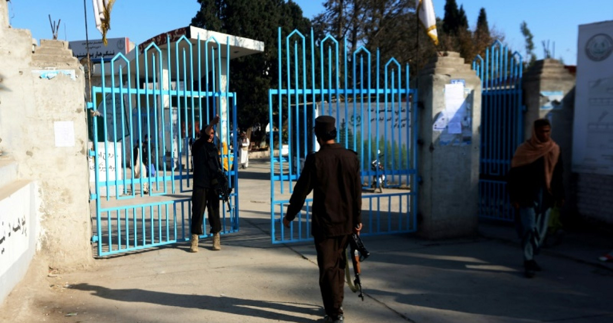 Talibanes resguardan la entrada de una universidad en Yalalabad.