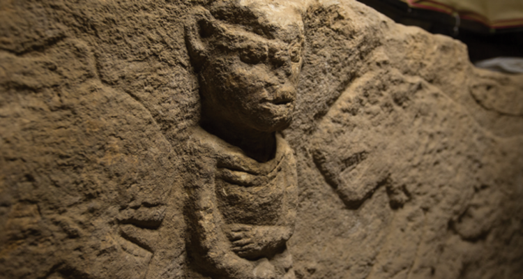 Tallado de hombre sujetándose los genitales