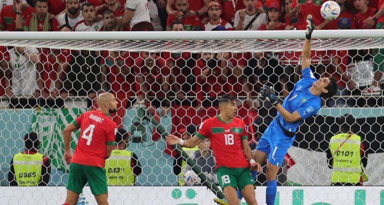 Bono impactó con sus atajadas ante Portugal en Qatar 2022.