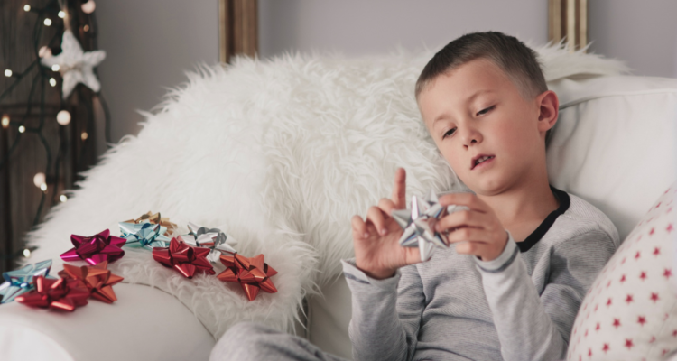 Niño contemplando una cinta de navidad. Especialista aconseja como celebrar la Navidad con niños TEA