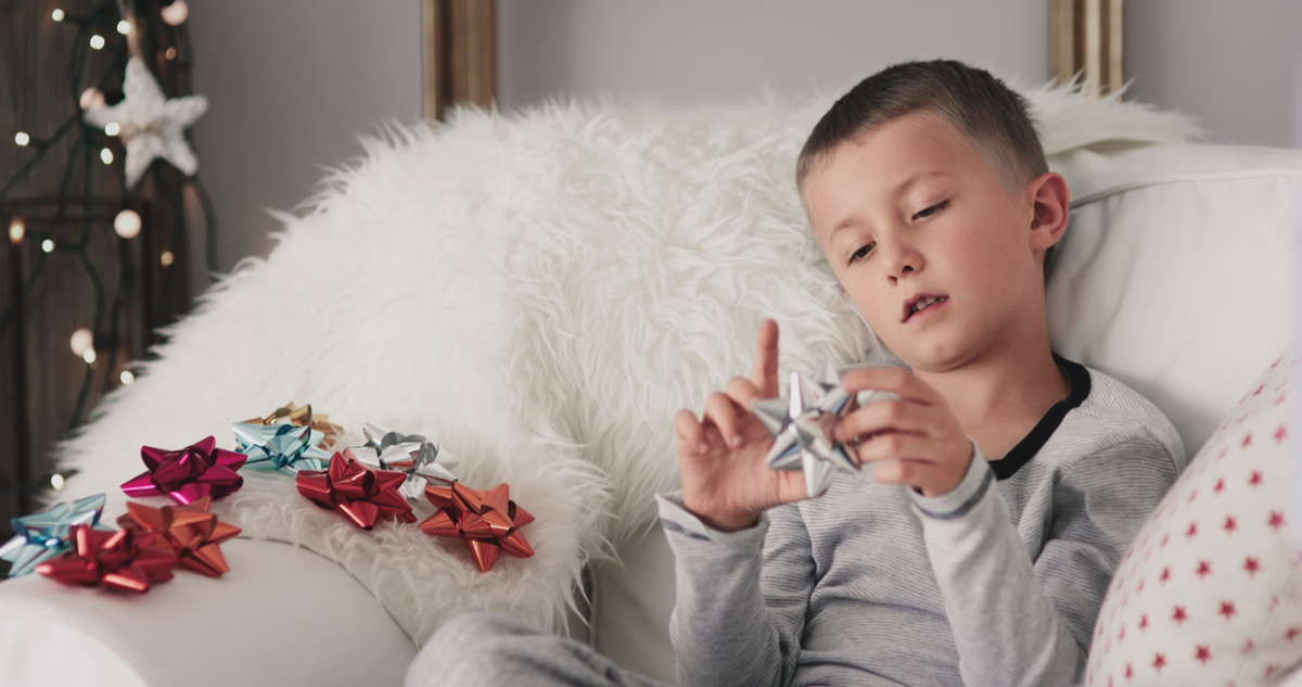 Niño contemplando una cinta de navidad. Especialista aconseja como celebrar la Navidad con niños TEA