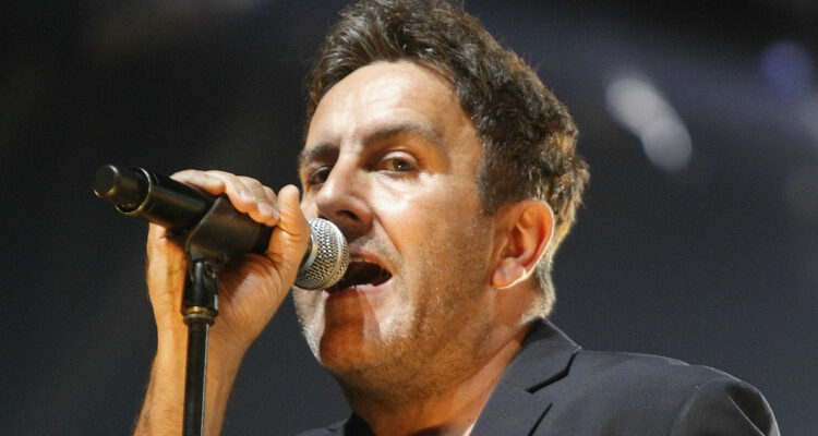 El cantante Terry Hall de The Specials cantando en un concierto.