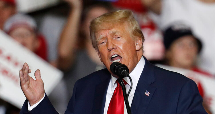 Duras críticas contra Trump tras llamar a abandonar la Constitución en EEUU