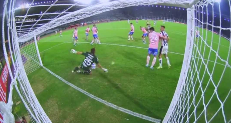 La tremenda atajada de Sebastián Pérez en la Copa Libertadores.