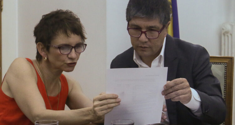 Foto contexto mesa seguridad y dardos UDI