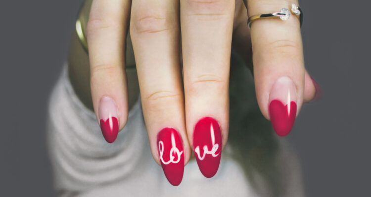 La teoría de las uñas rojas