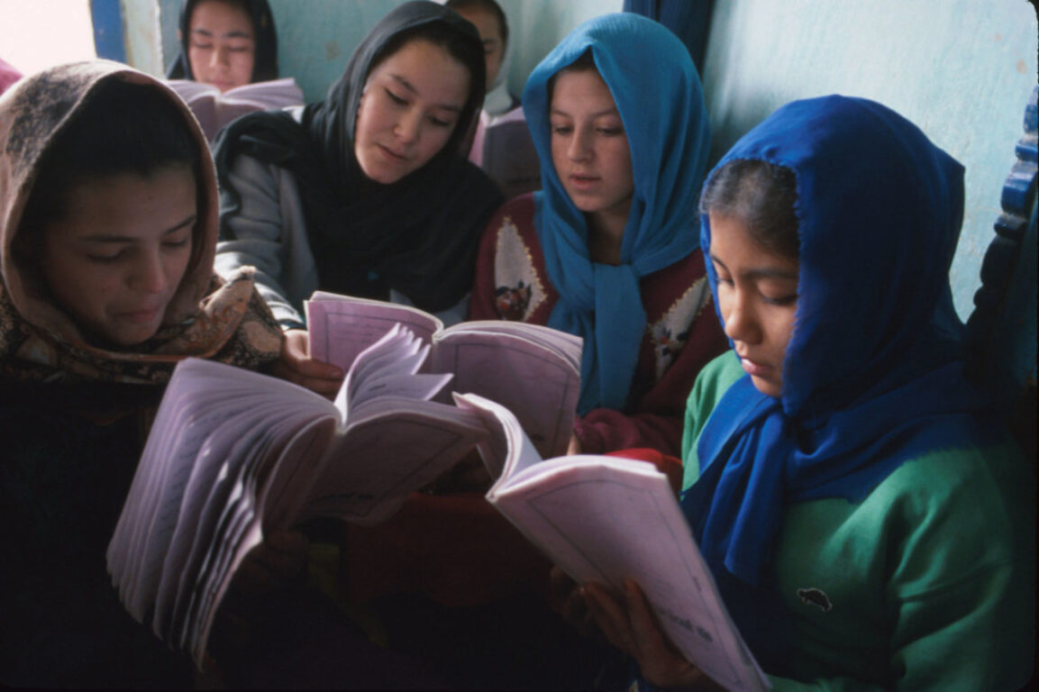 Niñas afganas estudiando