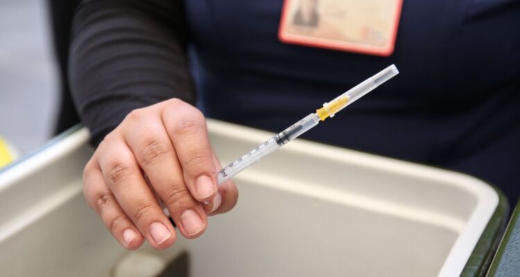 Quiénes y cuándo deben recibir la dosis de vacuna bivalente contra el covid-19, según el calendario del Minsal y dónde vacunarse