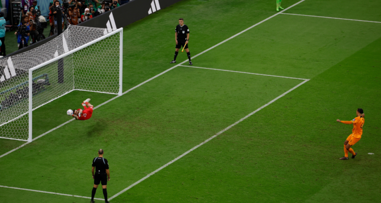 Virgil Van Dijk pierde su penal ante Argentina en los cuartos de final del Mundial de Qatar.