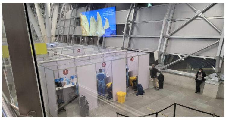 Foto de tomas de PCR en Aeropuerto de Santiago, medida que regirá para todos los viajeros desde China
