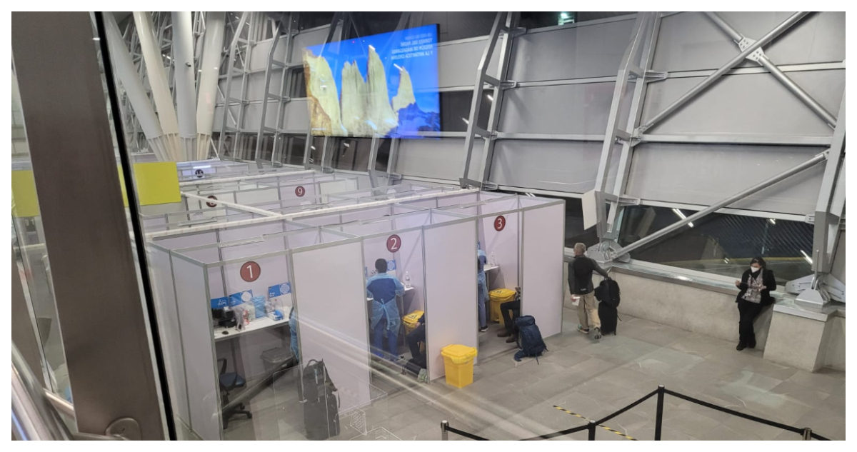 Foto de tomas de PCR en Aeropuerto de Santiago, medida que regirá para todos los viajeros desde China