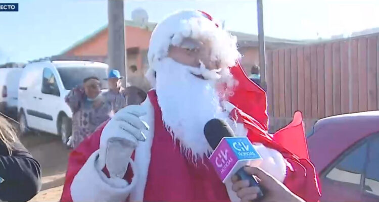 Un hombre vestido de Viejito Pascuero hablando con CHV Noticias.