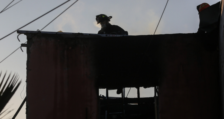 Prisión preventiva para acusado de golpear a conviviente y luego incendiar su casa en Quellón