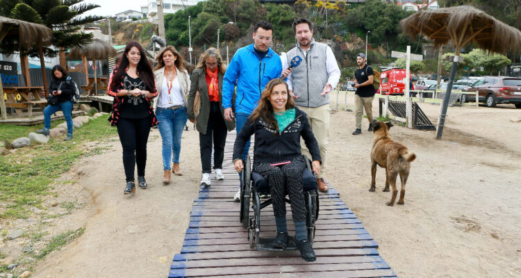 Inauguran pasarela inclusiva para que personas con discapacidad puedan paseas por la playa en Concón