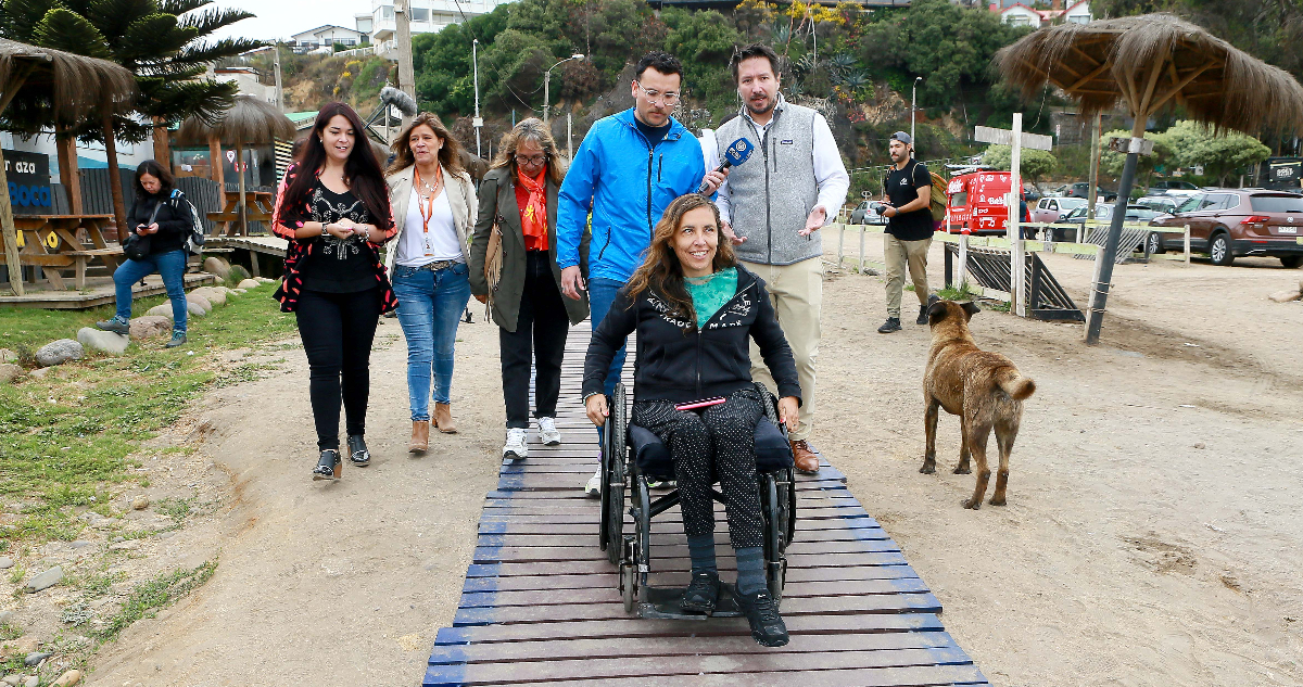 Inauguran pasarela inclusiva para que personas con discapacidad puedan paseas por la playa en Concón
