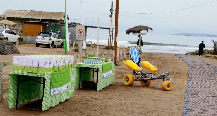 Inauguran pasarela inclusiva para que personas con discapacidad puedan paseas por la playa en Concón