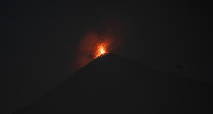 Volcán de Fuego entró en erupción en Guatemala: autoridades cierran rutas y aeropuerto internacional