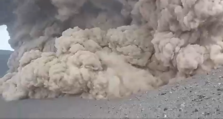 La erupción del volcán Láscar, a pocos metros de distancia.