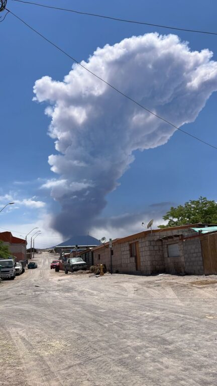 Pulso eruptivo en Volcán Lascar
