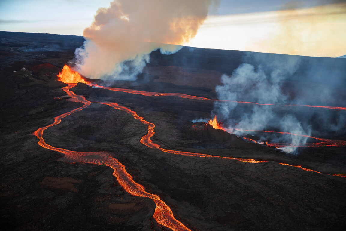 Imágenes de la erupción del Volcán Mauna Loa en Hawai, el más grande del mundo