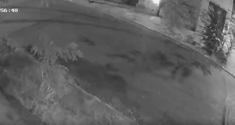 Vuelco: graban a sujeto lanzando molotov contra casa donde murió madre y sus dos hijos en Santiago