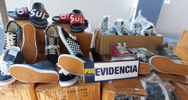 Incautan miles de zapatillas y chalas falsificadas en Meiggs: avalúo comercial es de $348 millones