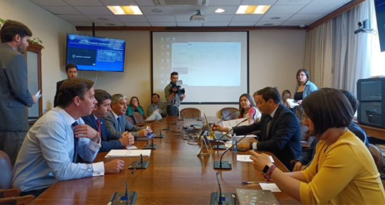 AC contra exministra Ríos