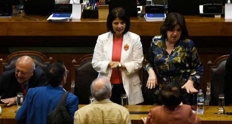 Exministra Ríos no invoca cuestión previa y diputado Longton (RN) sostiene AC en su contra