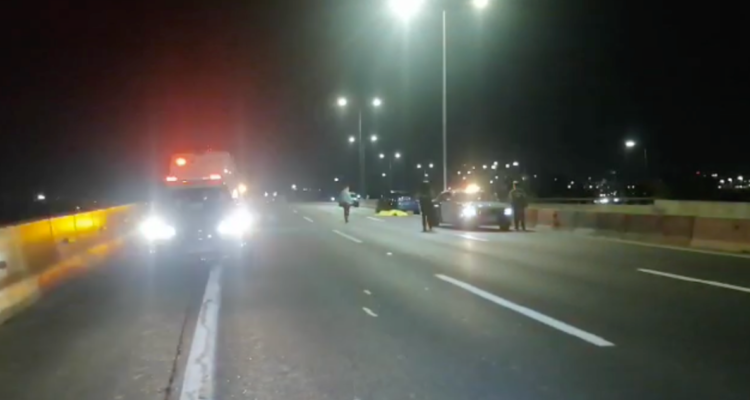 Familia que iba en taxi al Aeropuerto de Santiago sufre accidente en Costanera Norte: hay un fallecido