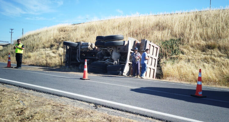 Camión que transportaba arena se volcó a la altura del cruce Unihue: conductor resultó con lesiones