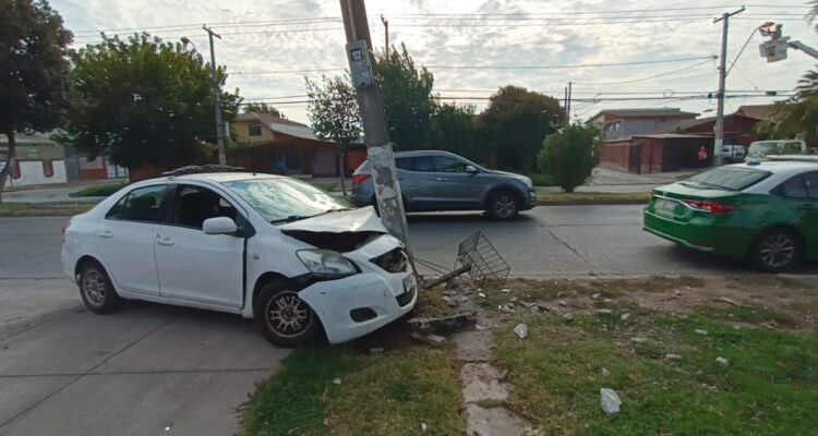 Sujetos chocan con poste en Maipú y luego se dan a la fuga