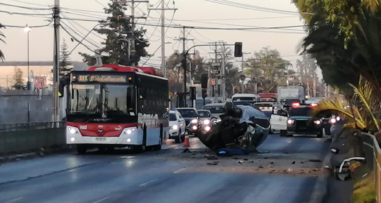 Automóvil volcado en Camino a Melipilla tras chocar con una palmera.