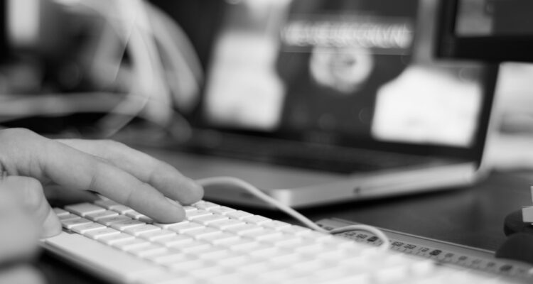 Imputado por grabar a estudiantes de camarines