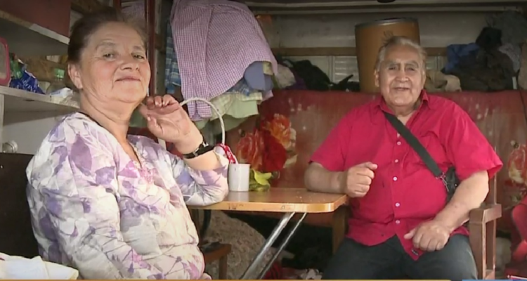 Adultos mayores viven en camión