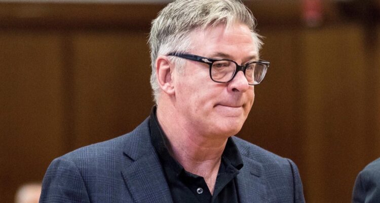 Alec Baldwin es acusado penalmente por homicidio involuntario tras tiroteo en rodaje