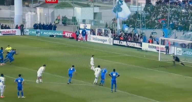 Alexis Sánchez anotó de penal ante Hyeres.